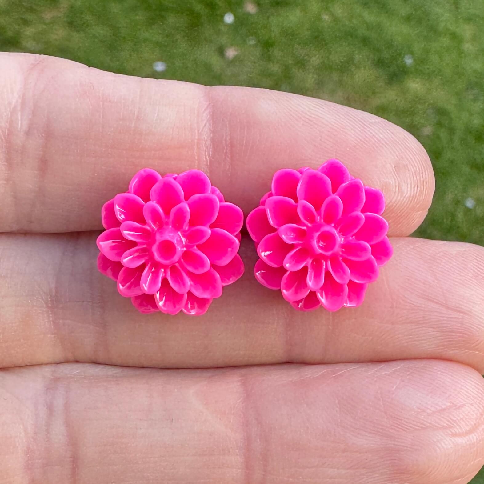 Große Chrysanthemen Ohrstecker Pink – Handmade Edelstahl | Blumenohrringe von Just Trisha | Kleine Auflage Geschenkidee Große Chrysanthemen Ohrstecker Pink - Handmade Edelstahl | Blumenohrringe von Just Trisha | Kleine Auflage Geschenkidee