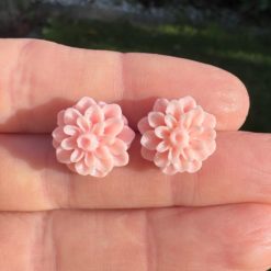 Große Chrysanthemen Ohrstecker Rosa – Handmade Edelstahl | Blumenohrringe von Just Trisha | Kleine Auflage Geschenkidee Große Chrysanthemen Ohrstecker Rosa - Handmade Edelstahl | Blumenohrringe von Just Trisha | Kleine Auflage Geschenkidee