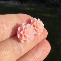 Große Chrysanthemen Ohrstecker Rosa – Handmade Edelstahl | Blumenohrringe von Just Trisha | Kleine Auflage Geschenkidee Große Chrysanthemen Ohrstecker Rosa - Handmade Edelstahl | Blumenohrringe von Just Trisha | Kleine Auflage Geschenkidee