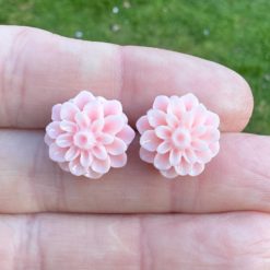 Große Chrysanthemen Ohrstecker Rosa – Handmade Edelstahl | Blumenohrringe von Just Trisha | Kleine Auflage Geschenkidee Große Chrysanthemen Ohrstecker Rosa - Handmade Edelstahl | Blumenohrringe von Just Trisha | Kleine Auflage Geschenkidee