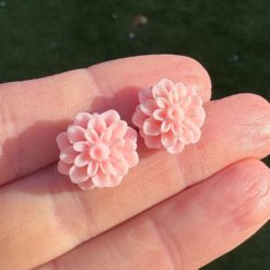Große Chrysanthemen Ohrstecker Rosa – Handmade Edelstahl | Blumenohrringe von Just Trisha | Kleine Auflage Geschenkidee Große Chrysanthemen Ohrstecker Rosa - Handmade Edelstahl | Blumenohrringe von Just Trisha | Kleine Auflage Geschenkidee