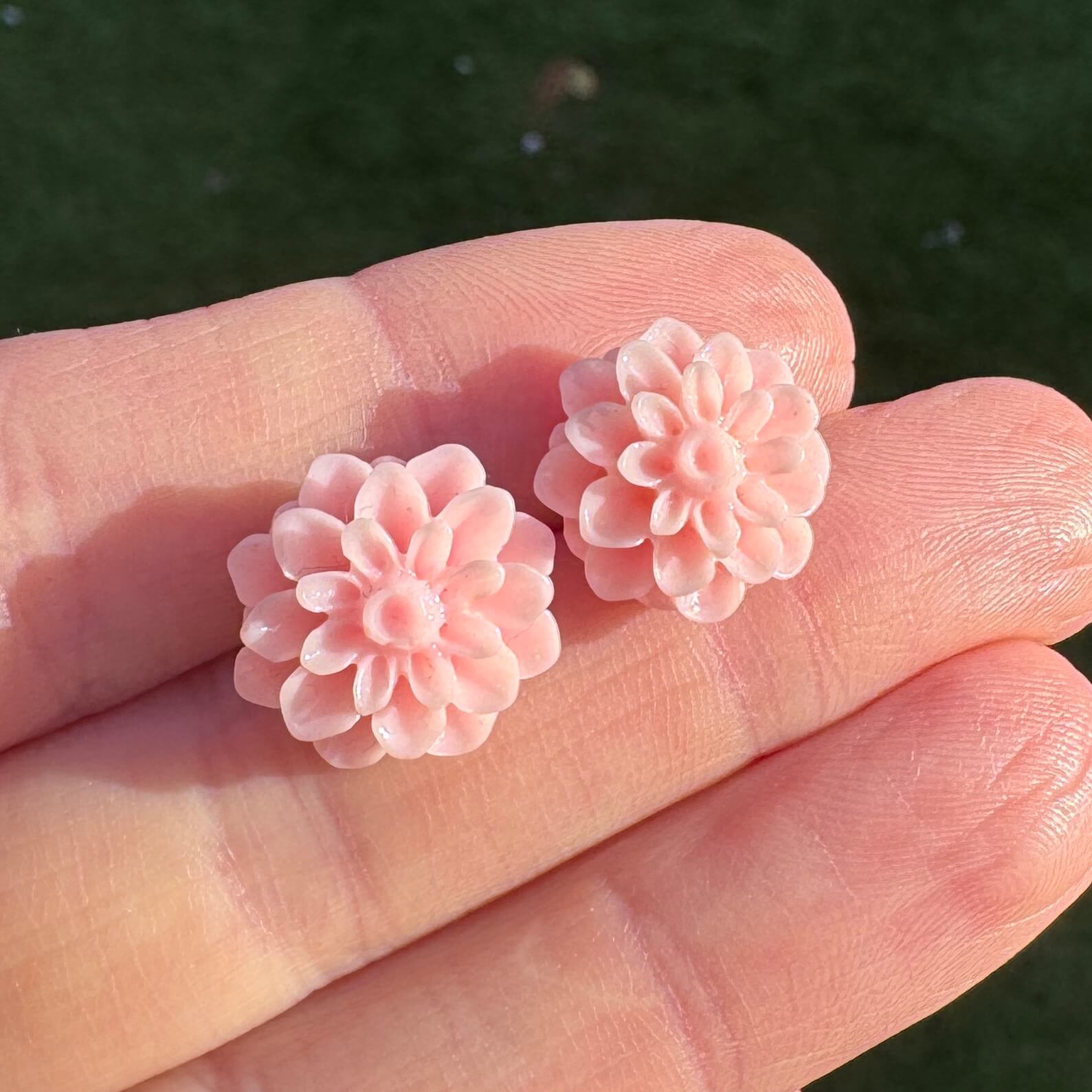 Große Chrysanthemen Ohrstecker Rosa – Handmade Edelstahl | Blumenohrringe von Just Trisha | Kleine Auflage Geschenkidee Große Chrysanthemen Ohrstecker Rosa - Handmade Edelstahl | Blumenohrringe von Just Trisha | Kleine Auflage Geschenkidee