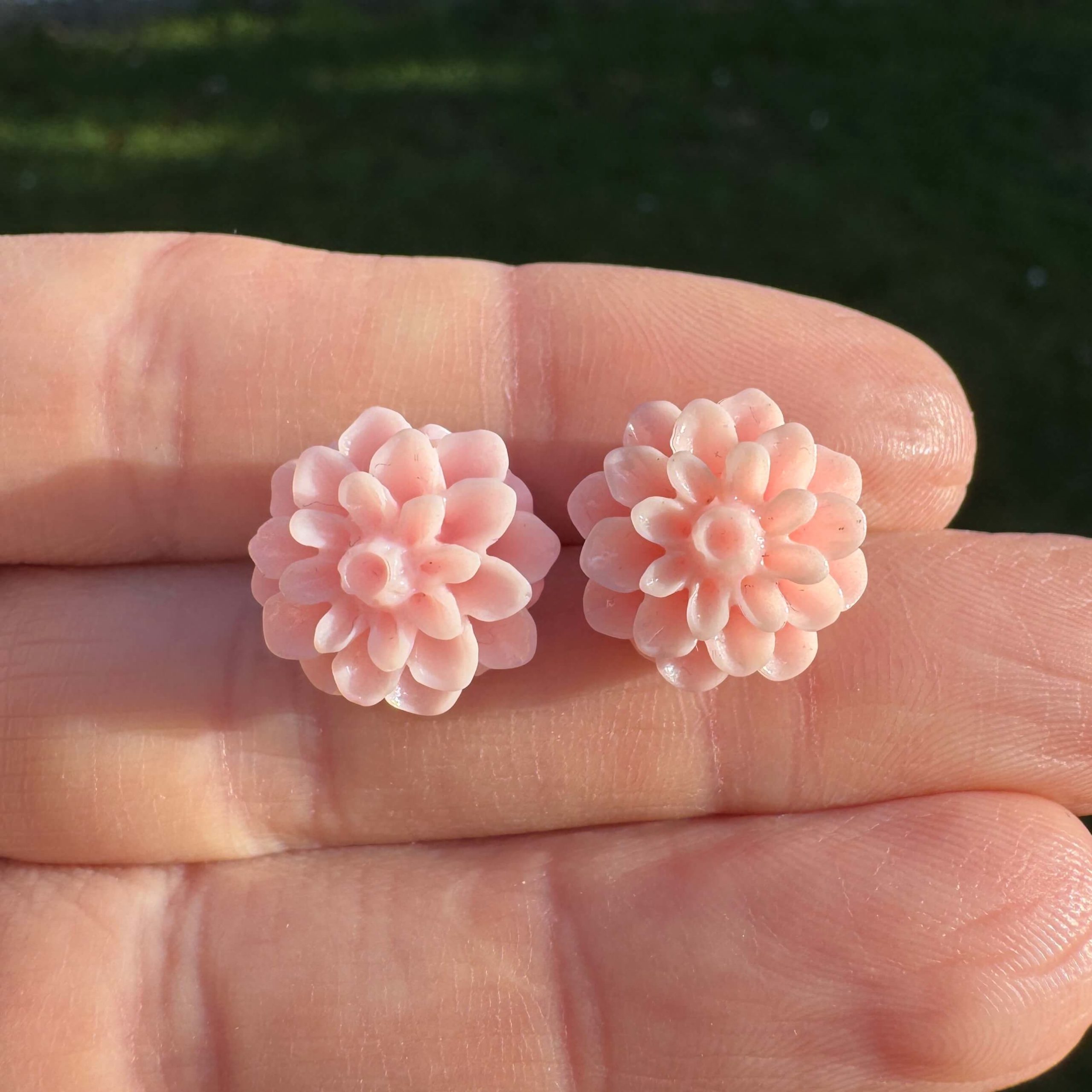 Große Chrysanthemen Ohrstecker Rosa – Handmade Edelstahl | Blumenohrringe von Just Trisha | Kleine Auflage Geschenkidee Große Chrysanthemen Ohrstecker Rosa - Handmade Edelstahl | Blumenohrringe von Just Trisha | Kleine Auflage Geschenkidee