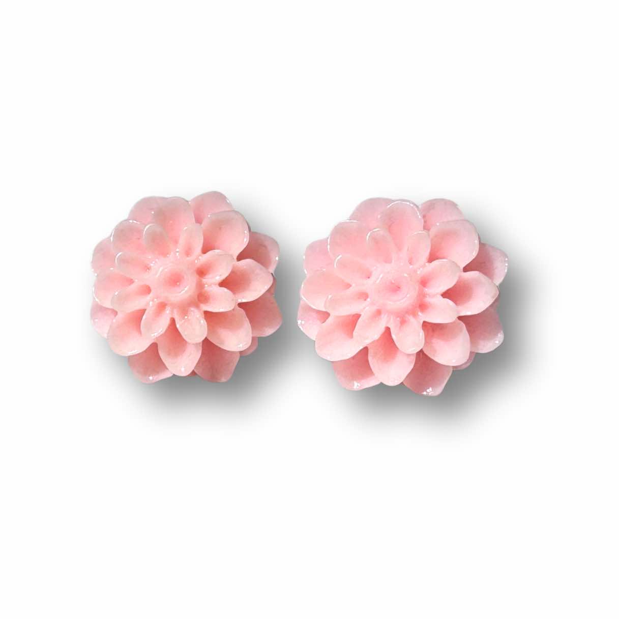 Große Chrysanthemen Ohrstecker Rosa – Handmade Edelstahl | Blumenohrringe von Just Trisha | Kleine Auflage Geschenkidee Große Chrysanthemen Ohrstecker Rosa - Handmade Edelstahl | Blumenohrringe von Just Trisha | Kleine Auflage Geschenkidee