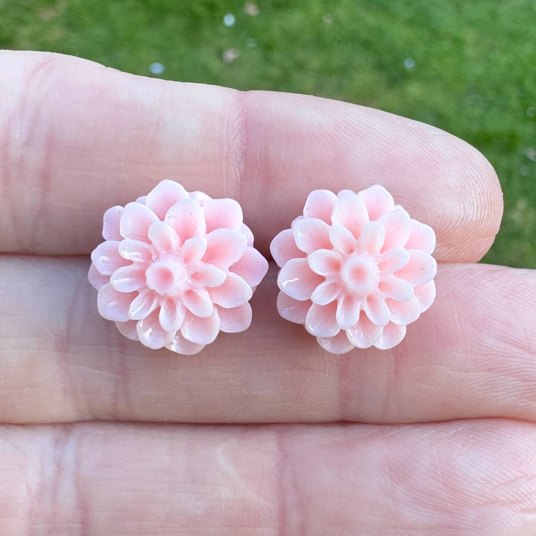Große Chrysanthemen Ohrstecker Rosa – Handmade Edelstahl | Blumenohrringe von Just Trisha | Kleine Auflage Geschenkidee Große Chrysanthemen Ohrstecker Rosa - Handmade Edelstahl | Blumenohrringe von Just Trisha | Kleine Auflage Geschenkidee