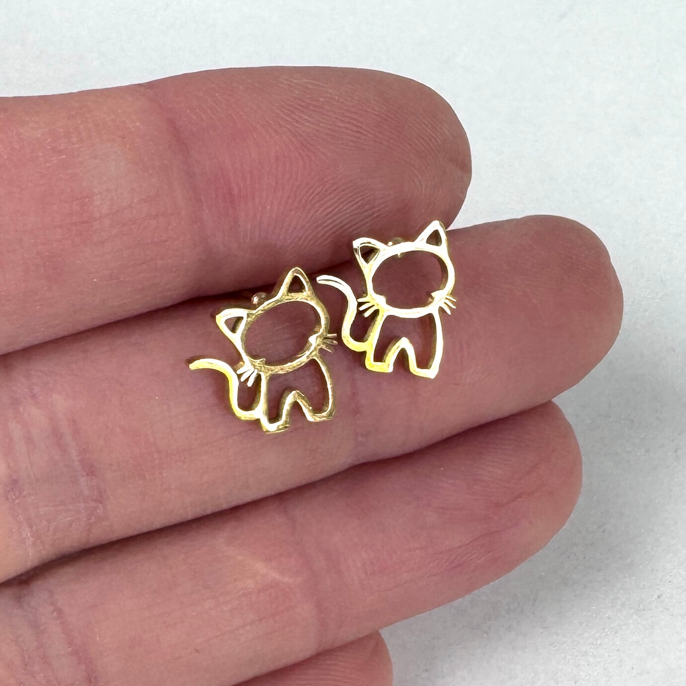 Mini Katzen Ohrstecker Gold – Kleine Edelstahl Ohrringe | Minimalistisch Handmade Just Trisha | Geschenkidee Mini Katzen Ohrstecker Gold – Kleine Edelstahl Ohrringe | Minimalistisch Handmade Just Trisha | Geschenkidee