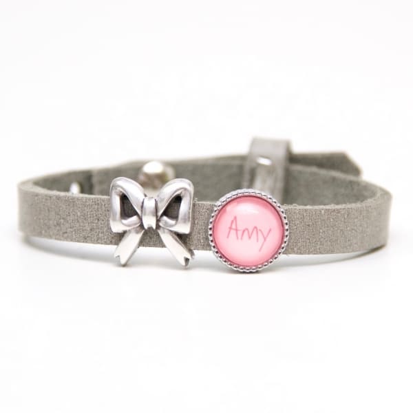 Personalisiertes Lederarmband mit Wunschtext und Schleifen Schiebeperlen – personalisiert – Just Trisha Personalisiertes Lederarmband mit Wunschtext und Schleifen Schiebeperlen - personalisiert - Just Trisha