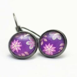 Ohrstecker, Ohrhänger, Clipse & Druckknopf – Motiv Retro Blumen Violett – Schmuck aus Edelstahl Ohrstecker, Ohrhänger, Clipse & Druckknopf – Motiv Retro Blumen Violett – Schmuck aus Edelstahl