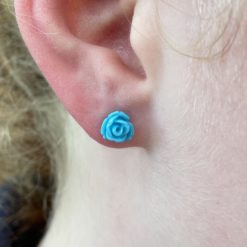 Kleine rosen Ohrstecker in Karibik-Blau - Edelstahl