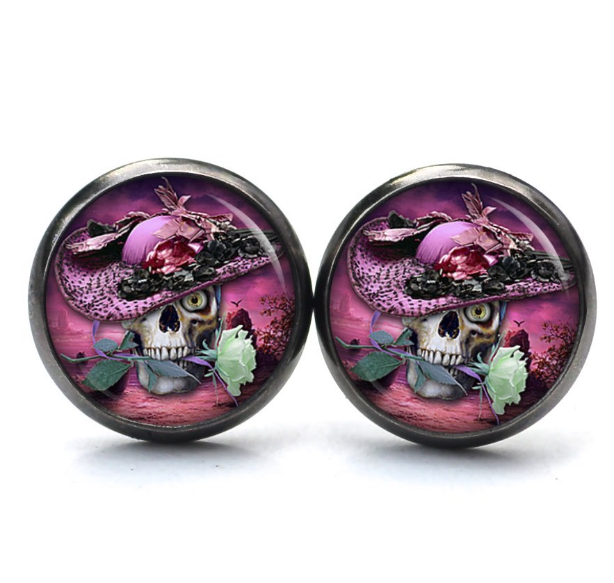 Ohrstecker, Ohrhänger, Clipse & Druckknopf – Motiv Totenkopf mit rosa Hut – Schmuck aus Edelstahl Ohrstecker, Ohrhänger, Clipse & Druckknopf – Motiv Totenkopf mit rosa Hut – Schmuck aus Edelstahl
