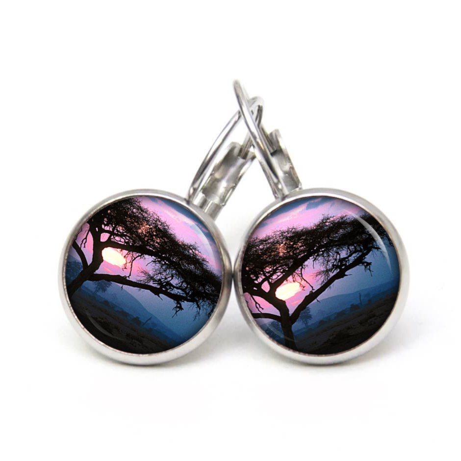 Ohrstecker, Ohrhänger, Clipse & Druckknopf – Motiv Afrika Baum Sonnenaufgang lila blau – Schmuck aus Edelstahl Ohrstecker, Ohrhänger, Clipse & Druckknopf – Motiv Afrika Baum Sonnenaufgang lila blau – Schmuck aus Edelstahl