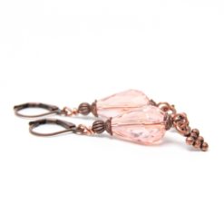 Kupferne tropfen Ohrringe mit zart rosa Glasschliffperle
