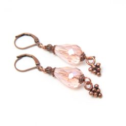 Kupferne tropfen Ohrringe mit zart rosa Glasschliffperle