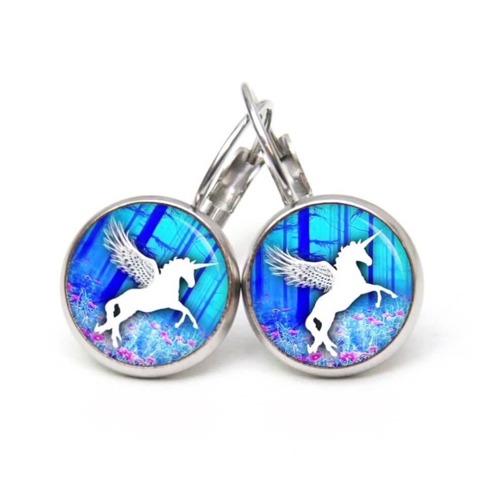 Ohrstecker, Ohrhänger, Clipse & Druckknopf – Motiv Einhorn auf rosa Blumenwiese – Schmuck aus Edelstahl Ohrstecker, Ohrhänger, Clipse & Druckknopf – Motiv Einhorn auf rosa Blumenwiese – Schmuck aus Edelstahl