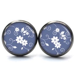 Ohrringe weiß Blumen auf blauem Hintergrund