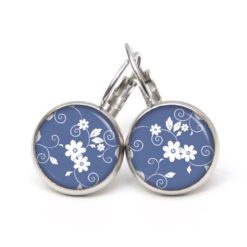 Ohrringe weiß Blumen auf blauem Hintergrund