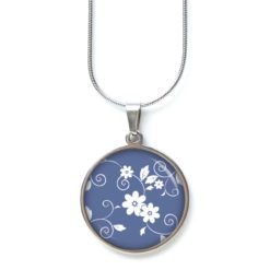 Kette weiß Blumen auf blauem Hintergrund