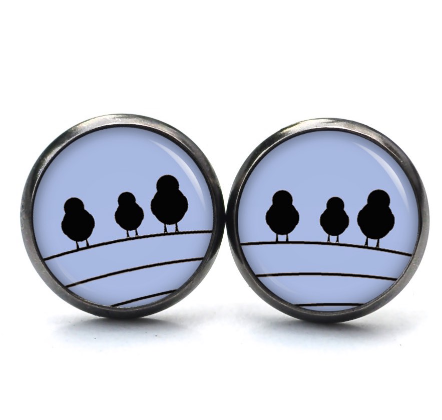Ohrstecker, Ohrhänger, Clipse & Druckknopf – Motiv 3 Vögel auf dem Drahtseil Blau – Schmuck aus Edelstahl Ohrstecker, Ohrhänger, Clipse & Druckknopf – Motiv 3 Vögel auf dem Drahtseil Blau – Schmuck aus Edelstahl