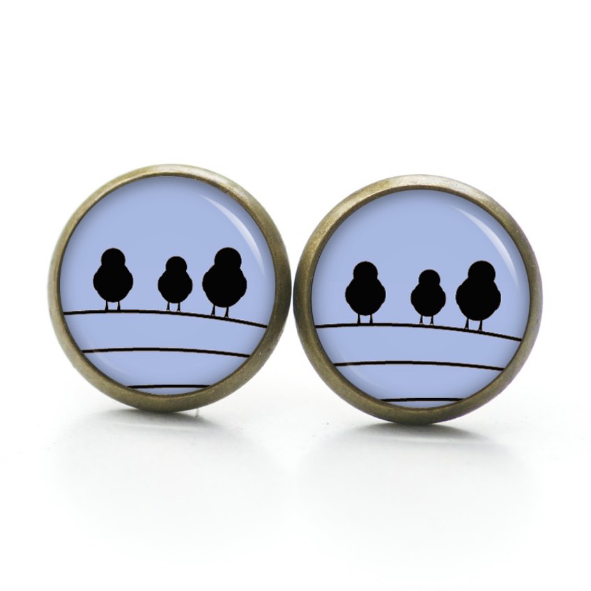 Ohrstecker, Ohrhänger, Clipse & Druckknopf – Motiv 3 Vögel auf dem Drahtseil Blau – Schmuck aus Edelstahl Ohrstecker, Ohrhänger, Clipse & Druckknopf – Motiv 3 Vögel auf dem Drahtseil Blau – Schmuck aus Edelstahl