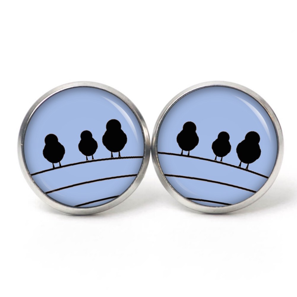 Ohrstecker, Ohrhänger, Clipse & Druckknopf – Motiv 3 Vögel auf dem Drahtseil Blau – Schmuck aus Edelstahl Ohrstecker, Ohrhänger, Clipse & Druckknopf – Motiv 3 Vögel auf dem Drahtseil Blau – Schmuck aus Edelstahl