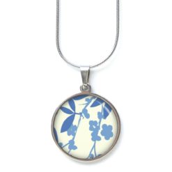 Kette zarte blaue Blumenranken