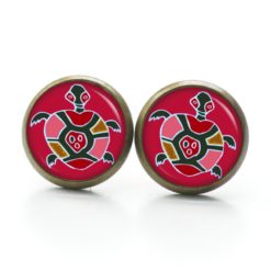 Sie haben hier die Wahl ob sie das Motiv als Druckknopf, Ohrstecker oder Ohrhänger haben möchten. Individualisierbar in Größe und Material.