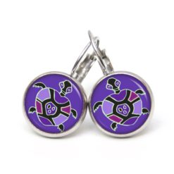 Sie haben hier die Wahl ob sie das Motiv als Druckknopf, Ohrstecker oder Ohrhänger haben möchten. Individualisierbar in Größe und Material.