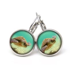 Du hast hier die Wahl ob du das Motiv als Druckknopf, Ohrstecker, Ohrhänger oder Clipse haben möchtest. Versandkostenfrei.