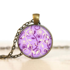 Kette wildes lila Blumenmuster.