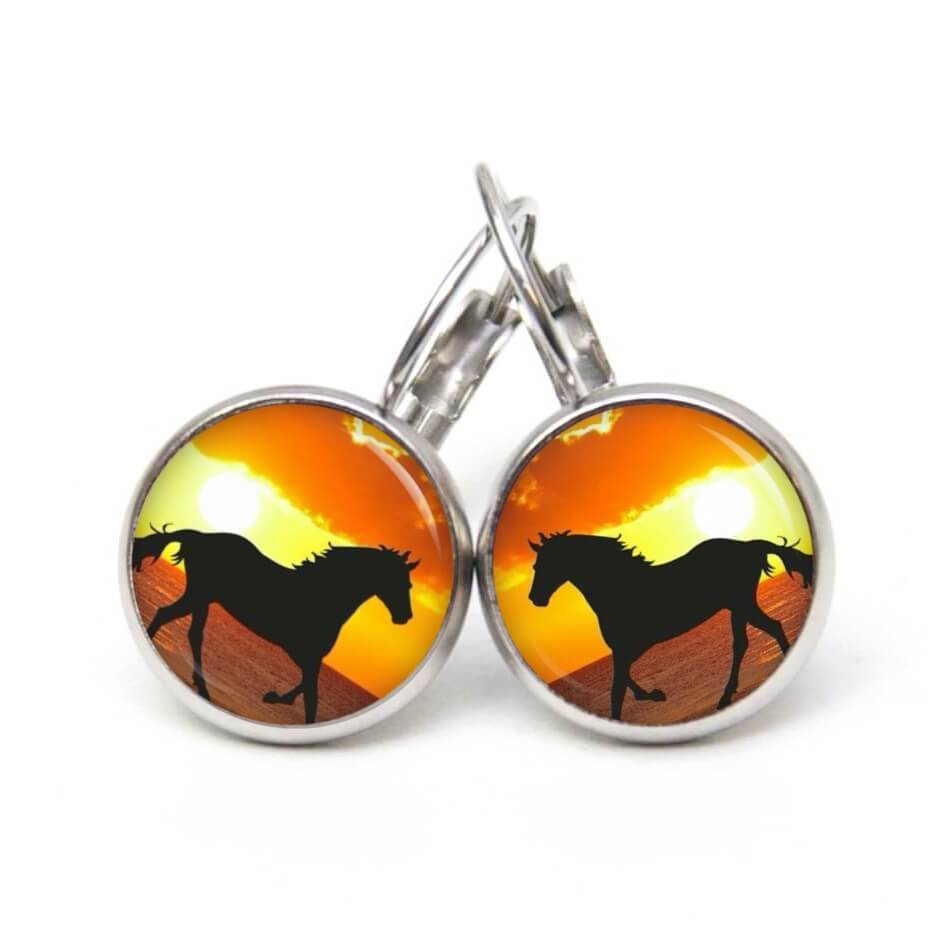 Ohrstecker, Ohrhänger, Clipse & Druckknopf – Motiv Pferd bei Sonnenuntergang – Schmuck aus Edelstahl Ohrstecker, Ohrhänger, Clipse & Druckknopf – Motiv Pferd bei Sonnenuntergang – Schmuck aus Edelstahl