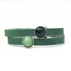 Wickelarmband aus Leder in dunkelgrün mit 2 grünen Polaris Schieberperlen