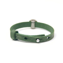 Grünes Lederarmband personalisiert mit Namen