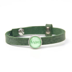 Grünes Lederarmband personalisiert mit Namen
