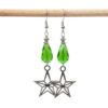 Weihnachtliche Ohrhänger mit Glaskristalltropfen in grün und Stern - Edelstahl