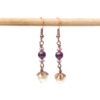 Zarte Perlenohrringe in Kupfer mit violetten und creme farbenen Perlen