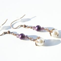 Zarte handmade Perlenohrringe in Kupfer mit violetten und creme farbenen Perlen von Just Trisha