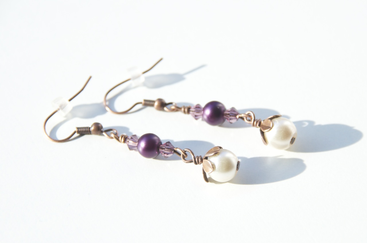 Zarte Perlenohrringe in Kupfer mit violetten und creme farbenen Perlen Zarte Perlenohrringe in Kupfer mit violetten und creme farbenen Perlen