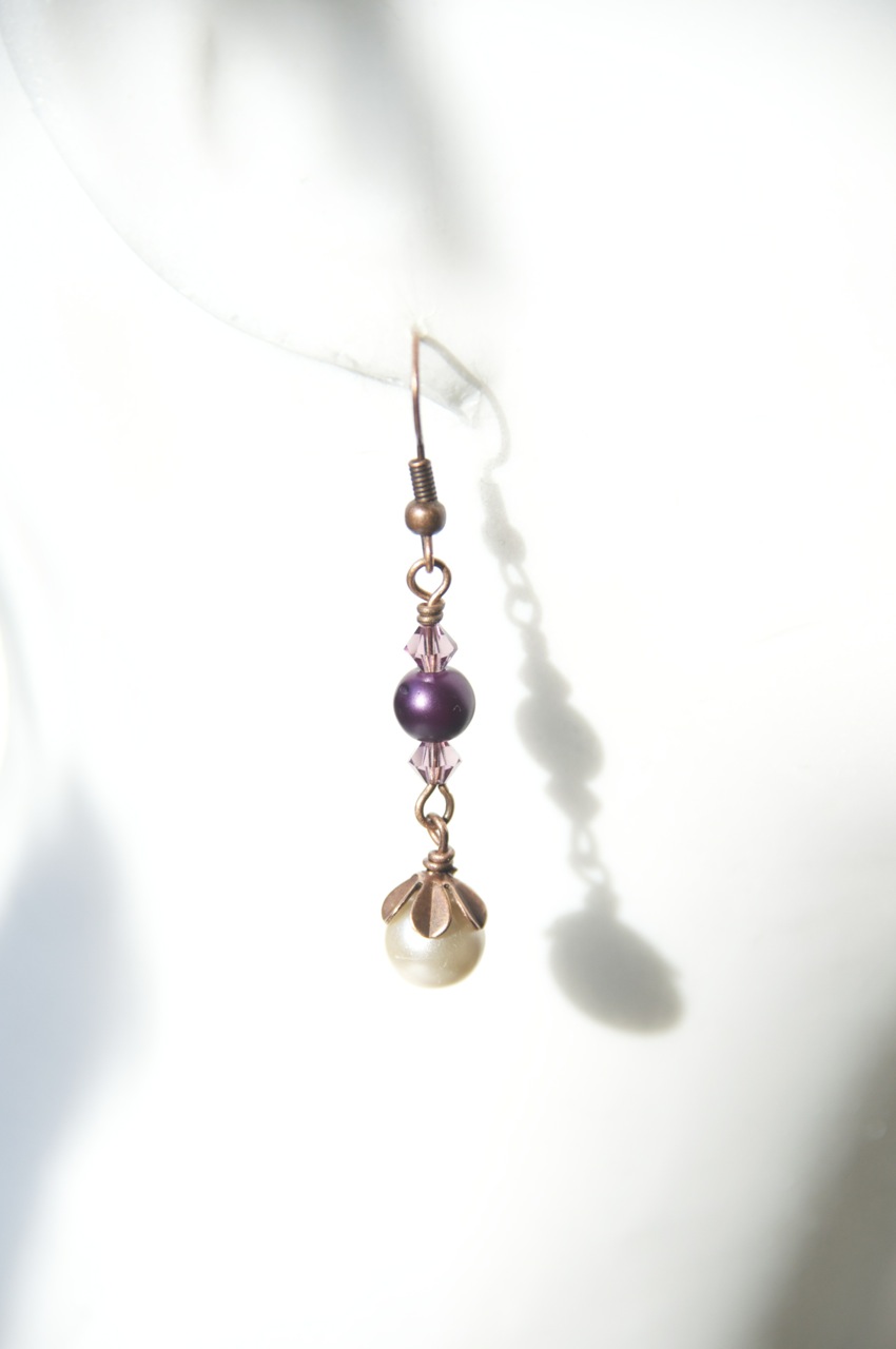 Zarte Perlenohrringe in Kupfer mit violetten und creme farbenen Perlen Zarte Perlenohrringe in Kupfer mit violetten und creme farbenen Perlen