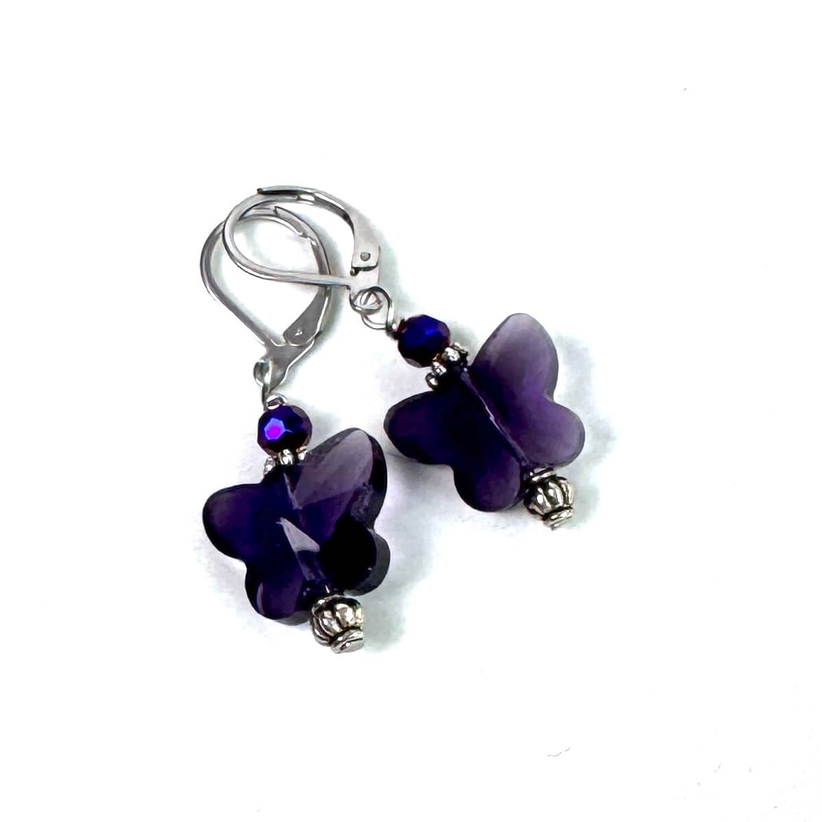 Edelstahl Ohrringe mit zauberhaften Schmetterlings Kristall violett Edelstahl Ohrringe mit zauberhaften Schmetterlings Kristall violett