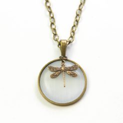Vintage Halskette in weiß mit Libelle in Bronze