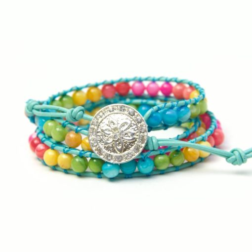 Blaues Leder Wickelarmband mit bunten Perlmutt Perlen