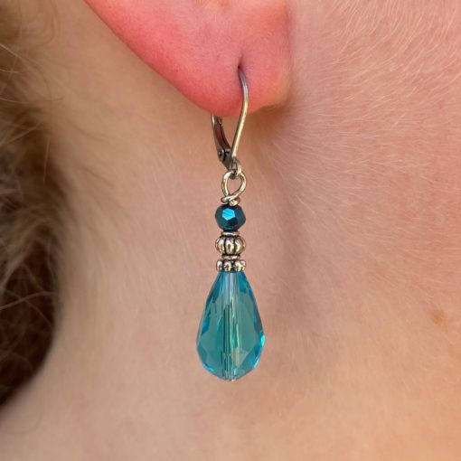 Edelstahl tropfen Ohrringe mit blauer Glasschliffperle im Vintage Stil