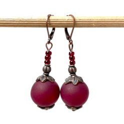 Vintage Ohrringe Kupfer mit großer dunkel roter Polaris Perle