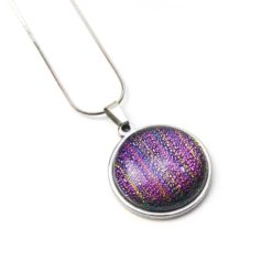 Edelstahl Kette mit besonderem Anhänger in lila gold
