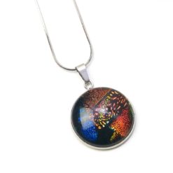 Kette aus Edelstahl mit wild gemusterten Anhänger in blau orange gelb