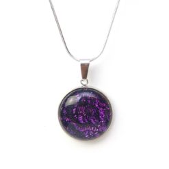 Edelstahl Kette mit kleinem Anhänger in lila schwarz