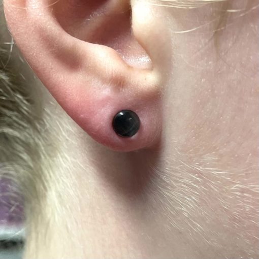 Mini 5mm große Cateye Ohrstecker in schwarz - Edelstahl