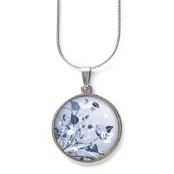 Edelstahl Kette Floral mit wunderschönem zart rauch blauen Blumen Bild