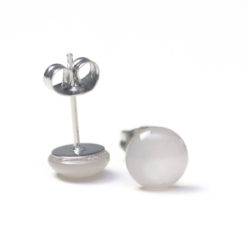 Mini Ohrstecker mit Polaris Perle creme weiß - 7mm - Edelstahl - Polaris Schmuck