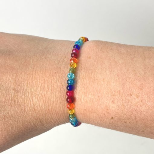 Zartes Perlenarmband in Regenbogen Farben - Gummiband